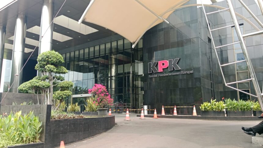 Jalur masuk kendaraan roda empat di Gedung Merah Putih KPK, Kuningan, Jaksel. Foto: Dok ipol.id/Yudha Krastawan