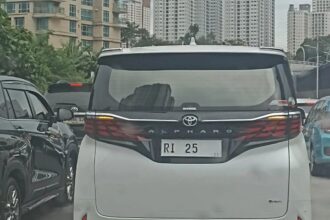 Mobil pelat RI 25 viral di media sosial. Foto: X @glrhn