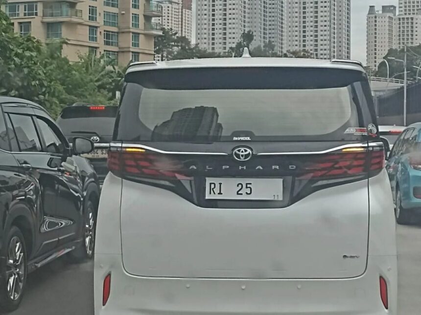 Mobil pelat RI 25 viral di media sosial. Foto: X @glrhn