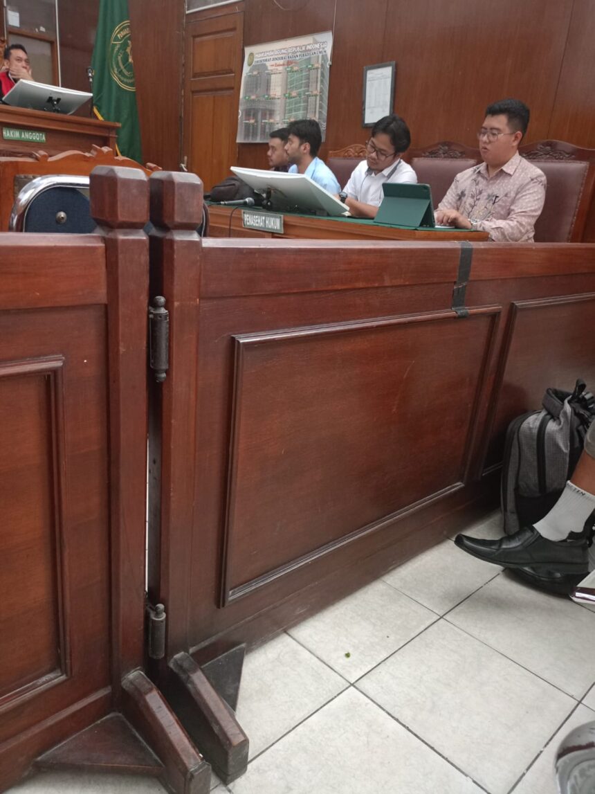 Kuasa hukum para nasabah dari ISNP Law Firm Irwan Syahrial, SH. Saat sidang di PN Jaksel