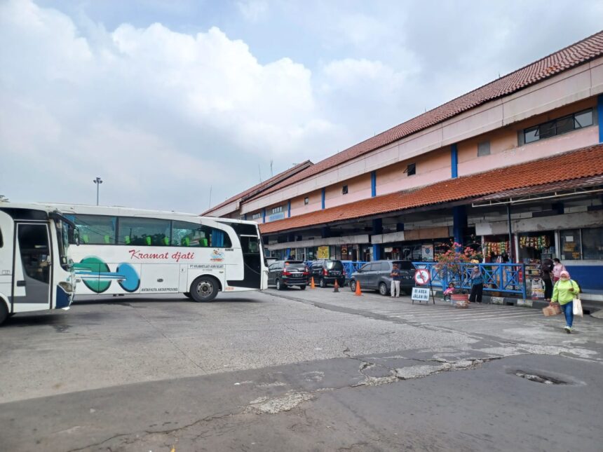 Terminal Kampung Rambutan, Ciracas, Jakarta Timur, mulai bersiap mengantisipasi bakal ada lonjakan penumpang pada momen libur Hari Raya Natal 2024 dan tahun baru 2025 (Nataru). Foto: Dok/ipol.id