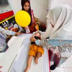 Alfamart bersama Zwitsal kolaborasi dengan mengedukasi Ibu-Ibu dan memberikan pelayanan kesehatan kulit bayi di toko Alfamart Benhil 98 Jakarta, pada Selasa (10/12/2024). Foto: Ist