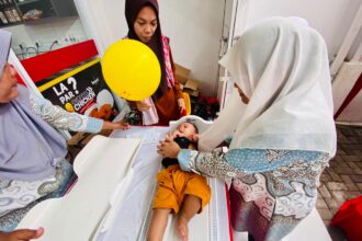 Alfamart bersama Zwitsal kolaborasi dengan mengedukasi Ibu-Ibu dan memberikan pelayanan kesehatan kulit bayi di toko Alfamart Benhil 98 Jakarta, pada Selasa (10/12/2024). Foto: Ist