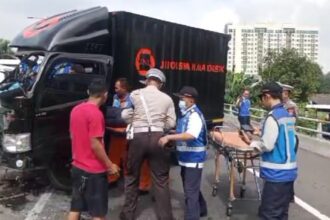 Petugas Unit Laka Lantas berupaya mengevakuasi korban luka-luka dalam kejadian kecelakaan beruntun di Tol Dalam Kota, Jatinegara, Jakarta Timur, pada Jumat (13/12/2024) pagi. Foto: Ist