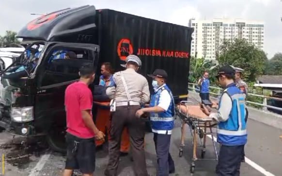 Petugas Unit Laka Lantas berupaya mengevakuasi korban luka-luka dalam kejadian kecelakaan beruntun di Tol Dalam Kota, Jatinegara, Jakarta Timur, pada Jumat (13/12/2024) pagi. Foto: Ist