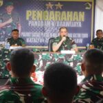 Panglima Kodam (Pangdam) V/Brawijaya, Mayor Jenderal TNI Rudy Saladin saat memberikan pengarahan dalam rangka pengendalian dan pengawasan Operasi dalam negeri ke Komando Taktis (Kotis) di Nanga Badau, Kecamatan Badau, Kabupaten Kapuas hulu, Jum'at (13/12/2024). Foto: Kodam V/Brawijaya