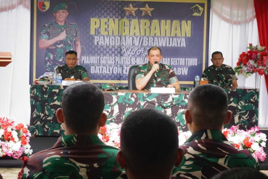 Panglima Kodam (Pangdam) V/Brawijaya, Mayor Jenderal TNI Rudy Saladin saat memberikan pengarahan dalam rangka pengendalian dan pengawasan Operasi dalam negeri ke Komando Taktis (Kotis) di Nanga Badau, Kecamatan Badau, Kabupaten Kapuas hulu, Jum'at (13/12/2024). Foto: Kodam V/Brawijaya