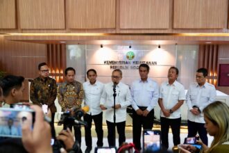 Menteri Koordinator Bidang Pangan Republik Indonesia (Menko Pangan) Zulkifli Hasan saat memimpin Rapat Koordinasi Terbatas (Rakortas) Bidang Pangan, Lingkungan Hidup dan Kehutanan. Foto: Dok/Menko Pangan