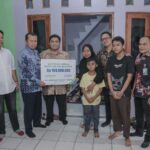 Pemberian manfaat JKM kepada istri serta kedua anak yang ditinggalkan berupa uang tunai beserta beasiswa pendidikan untuk dua orang anak dari jenjang TK hingga Perguruan Tinggi. Foto: Dok BPJS Ketenagakerjaan