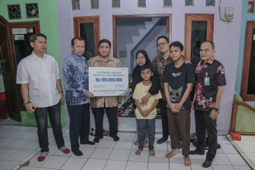 Pemberian manfaat JKM kepada istri serta kedua anak yang ditinggalkan berupa uang tunai beserta beasiswa pendidikan untuk dua orang anak dari jenjang TK hingga Perguruan Tinggi. Foto: Dok BPJS Ketenagakerjaan