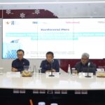 (Kiri ke Kanan) Staf Khusus bidang Strategi Komunikasi dan Hubungan Publik Kementerian BUMN RI Arya Sinulingga, Direktur Utama Telkomsel Nugroho, Direktur Utama Telkom Ririek Adriansyah, Direktur Network and IT Solution Telkom Herlan Wijanarko, dan Direktur Network Telkomsel Indra Mardiatna saat memberikan pemaparan pada Konferensi Pers Kesiapan TelkomGroup dalam rangka Natal 2024 dan Tahun Baru 2025 di TelkomGroup Integrated Operation Center (TIOC), pada Senin (16/12/2024). Foto: Telkom Indonesia