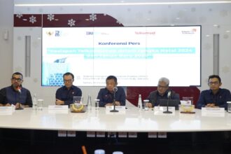 (Kiri ke Kanan) Staf Khusus bidang Strategi Komunikasi dan Hubungan Publik Kementerian BUMN RI Arya Sinulingga, Direktur Utama Telkomsel Nugroho, Direktur Utama Telkom Ririek Adriansyah, Direktur Network and IT Solution Telkom Herlan Wijanarko, dan Direktur Network Telkomsel Indra Mardiatna saat memberikan pemaparan pada Konferensi Pers Kesiapan TelkomGroup dalam rangka Natal 2024 dan Tahun Baru 2025 di TelkomGroup Integrated Operation Center (TIOC), pada Senin (16/12/2024). Foto: Telkom Indonesia