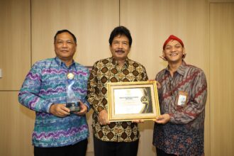 Kepala Badan Pembinaan Ideologi Pancasila Prof. Drs. K.H. Yudian Wahyudi, M.A., Ph.D menerima langsung penghargaan Keterbukaan Informasi Publik dari Komisi Informasi Pusat (KIP) pada acara Malam Anugerah Keterbukaan Informasi Publik tahun 2024, selasa di Jakarta, (17/12).