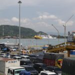 Jalur penyeberangan Merak-Bakauheni yang menghubungkan Pulau Jawa dan Sumatera, menunjukkan kondisi arus lalu lintas yang ramai namun tetap terkendali. Foto: ASDP