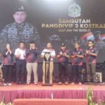 Pangdiv 2 Kostrad, Mayjen TNI Susilo (tengah) saat membuka kejuaraan menembak di Lapangan Tembak Vicadha II Shooting Range Kampoeng Tentara Divif 2 Kostrad, Singosari, Malang, Sabtu (21/12/2024). Foto: Divif 2 Kostrad