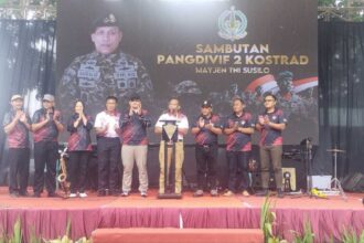 Pangdiv 2 Kostrad, Mayjen TNI Susilo (tengah) saat membuka kejuaraan menembak di Lapangan Tembak Vicadha II Shooting Range Kampoeng Tentara Divif 2 Kostrad, Singosari, Malang, Sabtu (21/12/2024). Foto: Divif 2 Kostrad