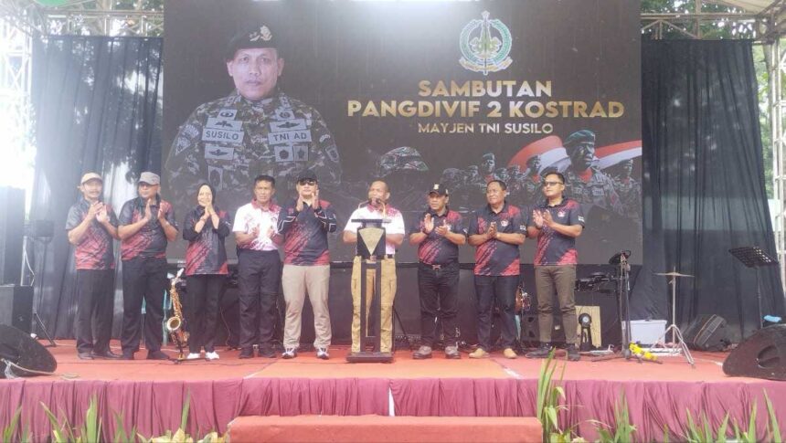 Pangdiv 2 Kostrad, Mayjen TNI Susilo (tengah) saat membuka kejuaraan menembak di Lapangan Tembak Vicadha II Shooting Range Kampoeng Tentara Divif 2 Kostrad, Singosari, Malang, Sabtu (21/12/2024). Foto: Divif 2 Kostrad