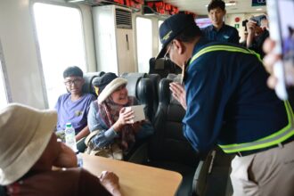 Dalam rangka memperingati Hari Ibu, PT ASDP Indonesia Ferry (Persero) menggelar aktivitas spesial untuk para penumpang perempuan, khususnya para ibu, yang menaiki KMP Sebuku, dari Pelabuhan Merak, Minggu (22/12).