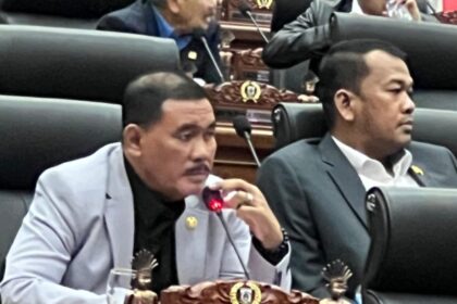 Anggota Komisi A DPRD DK Jakarta, Ongen Sangaji saat menyampaikan intrupsi dalam sidang paripurna.(Foto Sofian/ipol.id)