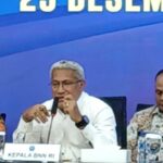 Kepala Badan Narkotika Nasional Republik Indonesia (BNN RI) Komjen Marthinus Hukom, Sekretaris BNN, Irjen Tantan Sulistyana, Wakil Menteri Polkam, Lodewijk Freidrich Paulus, Waka Bareskrim Polri, Irjen Asep Edi Suheri, Danjen Puspom TNI, Mayjen Yusri Muryanto, Deputi Operasi dan Latihan Bakamla RI, Laksamana Madya TNI Andi Abdul Azis, Pangdam Tanjung Pura, Mayjen TNI Iwan Setiawan, perwakilan Kementerian Kesehatan dan Kejaksaan serta jajaran dalam Konfrensi Pers Akhir Tahun 2024 dan Pemusnahan Barang Bukti Narkotika di Markas BNN RI Jakarta, Senin (23/12/2024). Foto: Joesvicar Iqbal/ipol.id