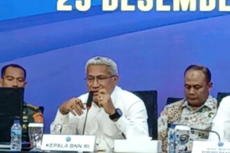 Kepala Badan Narkotika Nasional Republik Indonesia (BNN RI) Komjen Marthinus Hukom, Sekretaris BNN, Irjen Tantan Sulistyana, Wakil Menteri Polkam, Lodewijk Freidrich Paulus, Waka Bareskrim Polri, Irjen Asep Edi Suheri, Danjen Puspom TNI, Mayjen Yusri Muryanto, Deputi Operasi dan Latihan Bakamla RI, Laksamana Madya TNI Andi Abdul Azis, Pangdam Tanjung Pura, Mayjen TNI Iwan Setiawan, perwakilan Kementerian Kesehatan dan Kejaksaan serta jajaran dalam Konfrensi Pers Akhir Tahun 2024 dan Pemusnahan Barang Bukti Narkotika di Markas BNN RI Jakarta, Senin (23/12/2024). Foto: Joesvicar Iqbal/ipol.id