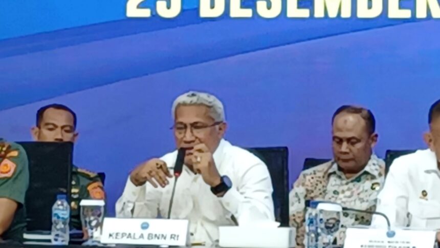 Kepala Badan Narkotika Nasional Republik Indonesia (BNN RI) Komjen Marthinus Hukom, Sekretaris BNN, Irjen Tantan Sulistyana, Wakil Menteri Polkam, Lodewijk Freidrich Paulus, Waka Bareskrim Polri, Irjen Asep Edi Suheri, Danjen Puspom TNI, Mayjen Yusri Muryanto, Deputi Operasi dan Latihan Bakamla RI, Laksamana Madya TNI Andi Abdul Azis, Pangdam Tanjung Pura, Mayjen TNI Iwan Setiawan, perwakilan Kementerian Kesehatan dan Kejaksaan serta jajaran dalam Konfrensi Pers Akhir Tahun 2024 dan Pemusnahan Barang Bukti Narkotika di Markas BNN RI Jakarta, Senin (23/12/2024). Foto: Joesvicar Iqbal/ipol.id