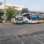 Suasana di Terminal Kampung Rambutan, Ciracas, Jakarta Timur. Harga tiket bus Antar Kota Antar Provinsi (AKAP) kelas ekonomi tidak mengalami kenaikan. Foto: Dok/ipol.id