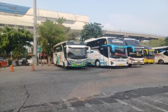 Suasana di Terminal Kampung Rambutan, Ciracas, Jakarta Timur. Harga tiket bus Antar Kota Antar Provinsi (AKAP) kelas ekonomi tidak mengalami kenaikan. Foto: Dok/ipol.id