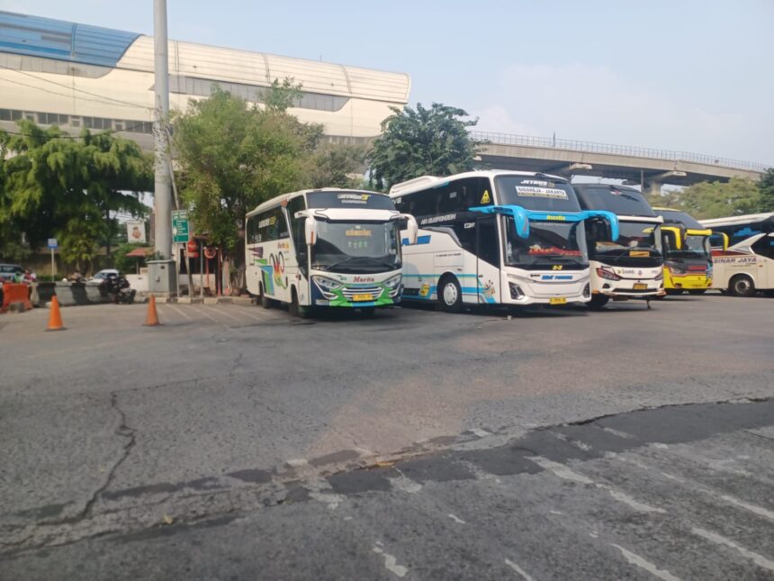 Suasana di Terminal Kampung Rambutan, Ciracas, Jakarta Timur. Harga tiket bus Antar Kota Antar Provinsi (AKAP) kelas ekonomi tidak mengalami kenaikan. Foto: Dok/ipol.id