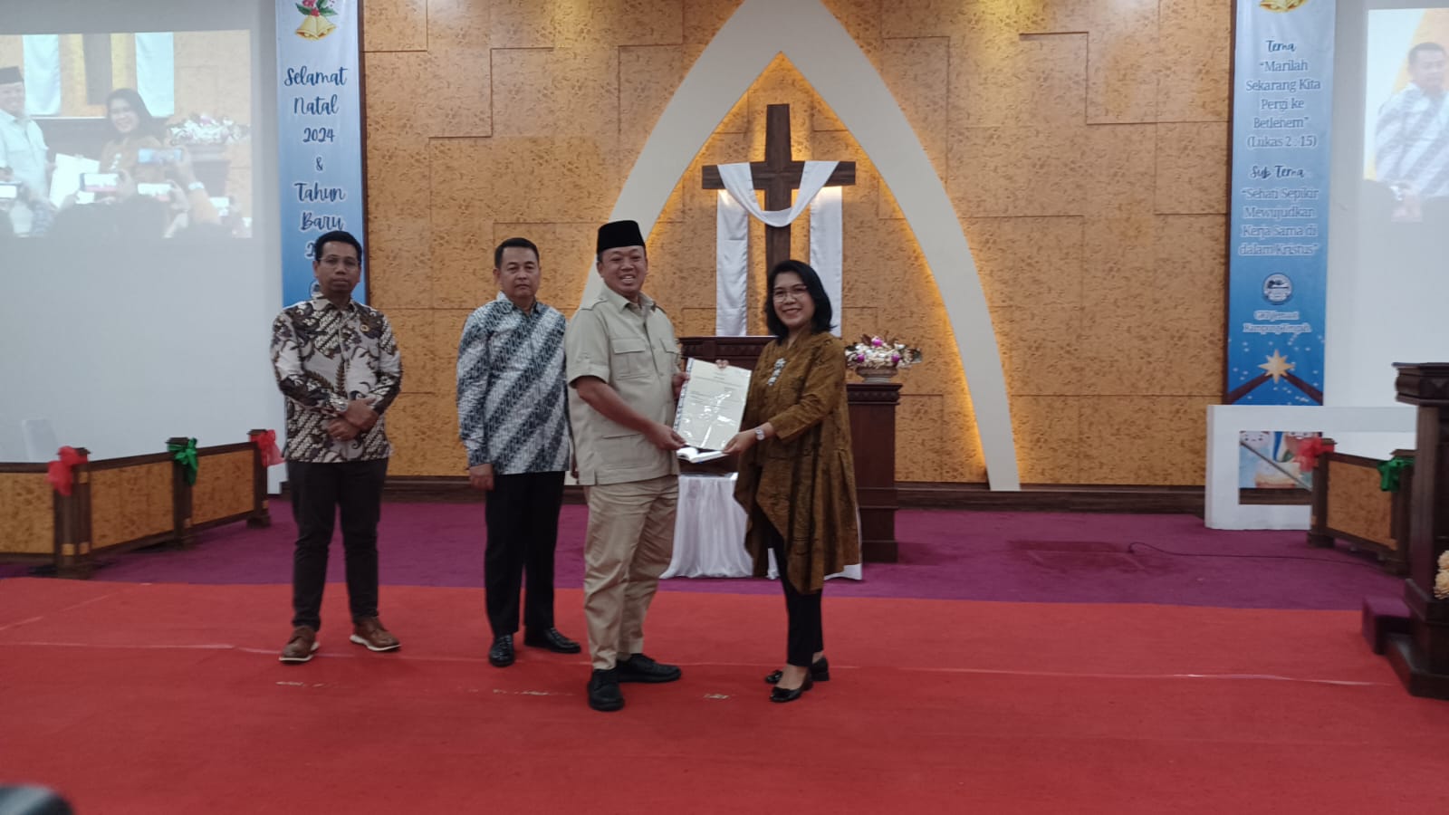 Menteri Agraria dan Tata Ruang/Badan Pertanahan Nasional Republik Indonesia, Nusron Wahid menyerahkan langsung Sertipikat Hak Milik (SHM) kepada Ketua Umum Majelis Sinode Gereja Kristen Pasundan (GKP), Pendeta Magyolin Carolina Tuasuun di GKP Jemaat Kampung Tengah, RW 08, Kramat Jati, Selasa (24/12/2024). Foto: Joesvicar Iqbal/ipol.id