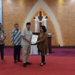 Menteri Agraria dan Tata Ruang/Badan Pertanahan Nasional Republik Indonesia, Nusron Wahid menyerahkan langsung Sertipikat Hak Milik (SHM) kepada Ketua Umum Majelis Sinode Gereja Kristen Pasundan (GKP), Pendeta Magyolin Carolina Tuasuun di GKP Jemaat Kampung Tengah, RW 08, Kramat Jati, Selasa (24/12/2024). Foto: Joesvicar Iqbal/ipol.id