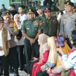 Kepala Badan Nasional Penanggulangan Bencana (BNPB) Letjen TNI Suharyanto (kemeja dan rompi hijau) bersama jajaran pimpinan kepala lembaga saat menyapa penumpang yang ingin menggunakan kapal di Pelabuhan Merak, Kota Cilegon, Banten, pada Selasa (24/12/2024). Foto: BNPB