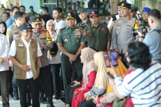 Kepala Badan Nasional Penanggulangan Bencana (BNPB) Letjen TNI Suharyanto (kemeja dan rompi hijau) bersama jajaran pimpinan kepala lembaga saat menyapa penumpang yang ingin menggunakan kapal di Pelabuhan Merak, Kota Cilegon, Banten, pada Selasa (24/12/2024). Foto: BNPB