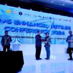 Direktur Telekomunikasi Kementerian Komunikasi dan Digital (KOMDIGI) Aju Widya Sari (Kanan) menyerahkan penghargaan “Implementator IPv6 Enhanced Fixed Broadband Terbaik 2024” kepada Executive General Manager Digital Connectivity Service Telkom Teuku Muda Nanta (Kiri) pada acara IPv6 Enhanced Net5.5G Conference 2024 di Four Season Hotel, Kuningan, Jakarta Selatan. Foto: Telkom Indonesia