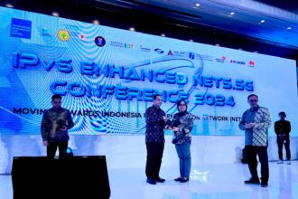 Direktur Telekomunikasi Kementerian Komunikasi dan Digital (KOMDIGI) Aju Widya Sari (Kanan) menyerahkan penghargaan “Implementator IPv6 Enhanced Fixed Broadband Terbaik 2024” kepada Executive General Manager Digital Connectivity Service Telkom Teuku Muda Nanta (Kiri) pada acara IPv6 Enhanced Net5.5G Conference 2024 di Four Season Hotel, Kuningan, Jakarta Selatan. Foto: Telkom Indonesia