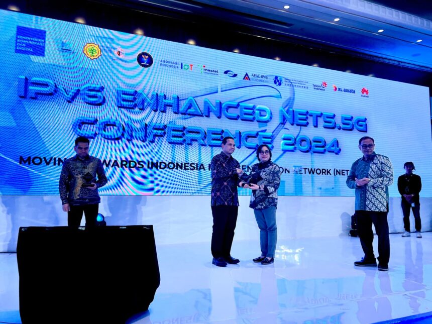 Direktur Telekomunikasi Kementerian Komunikasi dan Digital (KOMDIGI) Aju Widya Sari (Kanan) menyerahkan penghargaan “Implementator IPv6 Enhanced Fixed Broadband Terbaik 2024” kepada Executive General Manager Digital Connectivity Service Telkom Teuku Muda Nanta (Kiri) pada acara IPv6 Enhanced Net5.5G Conference 2024 di Four Season Hotel, Kuningan, Jakarta Selatan. Foto: Telkom Indonesia