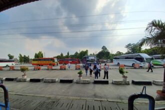 Libur Natal 2024 dan tahun baru 2025, Sudin Kesehatan Jakarta Timur membuka posko pelayanan kesehatan di Terminal Kampung Rambutan, Ciracas, untuk melakukan pemeriksaan terhadap para sopir bus Antar Kota Antar Provinsi (AKAP). Foto: Dok/ipol.id