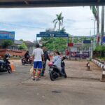 Sejumlah pengendara motor dan mobil yang ingin membayar pajak perpanjangan STNK sempat menunggu informasi dan juga yang langsung pergi di depan gerbang Samsat Jakarta Timur, pada Kamis (26/12/2024) siang. Foto: Joesvicar Iqbal/ipol.id