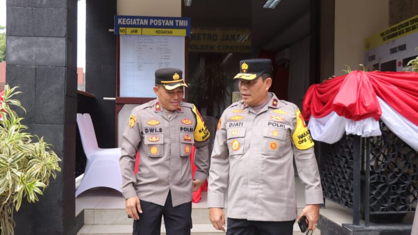 Wakapolda Metro Jaya Brigjen Pol Djati Wiyoto Abadhy (kanan) melaksanakan kunjungan kerja ke Pos Pengamanan (Pospam) Taman Mini Indonesia Indah (TMII) pada Kamis (26/12/24). Foto: Bidang Humas Polda Metro Jaya