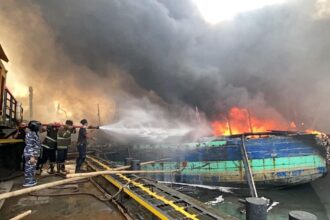 Kebakaran kapal nelayan di Pelabuhan Pelindo, Tegalsari, Kota Tegal. Foto: dok TNI AL