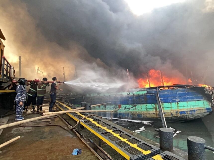 Kebakaran kapal nelayan di Pelabuhan Pelindo, Tegalsari, Kota Tegal. Foto: dok TNI AL