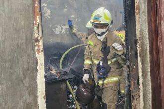 Sejumlah petugas Damkar memadamkan api yang membakar 13 kontrakan dan mengamankan tabung gas di Jalan I Gusti Ngurah Rai, Kelurahan Klender, Kecamatan Duren Sawit, Jakarta Timur, pada Jumat (27/12/2024). Foto: Ist