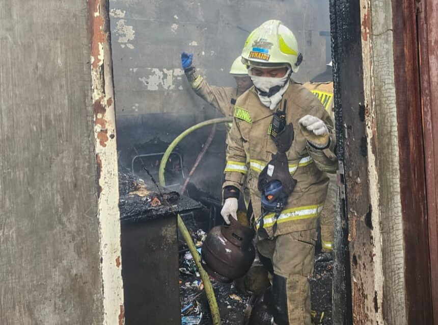 Sejumlah petugas Damkar memadamkan api yang membakar 13 kontrakan dan mengamankan tabung gas di Jalan I Gusti Ngurah Rai, Kelurahan Klender, Kecamatan Duren Sawit, Jakarta Timur, pada Jumat (27/12/2024). Foto: Ist