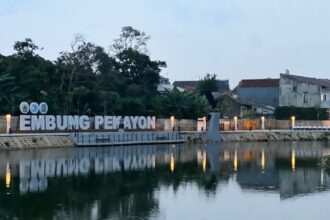 Embung Pekayon di Jalan Gandaria, RW 03, Pekayon, Pasar Rebo, Jakarta Timur, terlihat eksotik dengan lampu temaram dan dihias lampu taman, pada Jumat (27/12/2024) malam. Foto: Ist