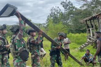 Pada Jumat, (27/12/2024), Satgas Yonif 6 Marinir, khususnya Pos Halabok pimpinan Kapten Mar Septian, menggelar kegiatan teritorial bertajuk “Papua Terang,” dengan pemasangan lampu solar cell sebagai penerangan di area tempat tinggal warga maupun jalan umum di Kampung Sokamu, Distrik Dekai. Foto: Dok Satgas Habema