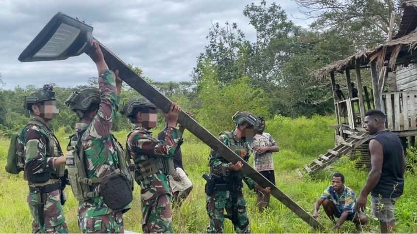 Pada Jumat, (27/12/2024), Satgas Yonif 6 Marinir, khususnya Pos Halabok pimpinan Kapten Mar Septian, menggelar kegiatan teritorial bertajuk “Papua Terang,” dengan pemasangan lampu solar cell sebagai penerangan di area tempat tinggal warga maupun jalan umum di Kampung Sokamu, Distrik Dekai. Foto: Dok Satgas Habema