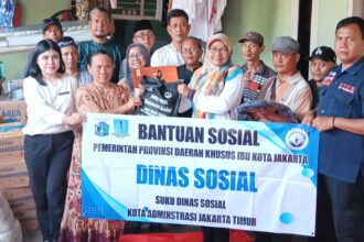 Sudin Sosial Jakarta Timur saat memberikan bantuan bagi warga korban kebakaran di RT 01/RW 16, Kelurahan Klender, Kecamatan Duren Sawit, pada Jumat (27/12/2024). Foto: Ist