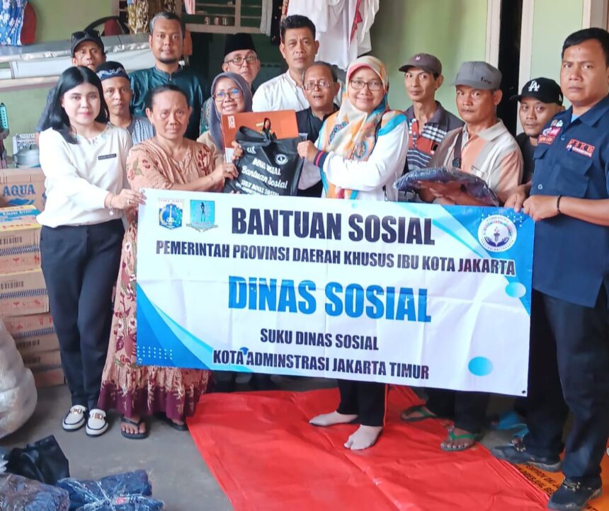 Sudin Sosial Jakarta Timur saat memberikan bantuan bagi warga korban kebakaran di RT 01/RW 16, Kelurahan Klender, Kecamatan Duren Sawit, pada Jumat (27/12/2024). Foto: Ist