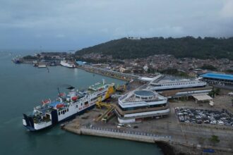 Dalam menghadapi puncak arus libur akhir tahun, PT ASDP Indonesia Ferry (Persero) berkomitmen menghadirkan layanan penyeberangan yang prima di berbagai pelabuhan strategis. Fokus utama diarahkan pada peningkatan fasilitas dan sinergi antar pihak untuk mendukung kelancaran pergerakan masyarakat.