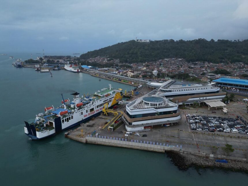 Dalam menghadapi puncak arus libur akhir tahun, PT ASDP Indonesia Ferry (Persero) berkomitmen menghadirkan layanan penyeberangan yang prima di berbagai pelabuhan strategis. Fokus utama diarahkan pada peningkatan fasilitas dan sinergi antar pihak untuk mendukung kelancaran pergerakan masyarakat.